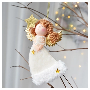 Dettaglio dell'angelo di Natale in peluche con ali dorate appeso a un ramo decorativo