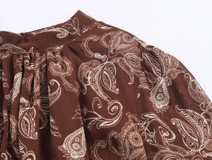 Dettaglio dello scollo in chiffon bohémien con stampe paisley e maniche a sbuffo