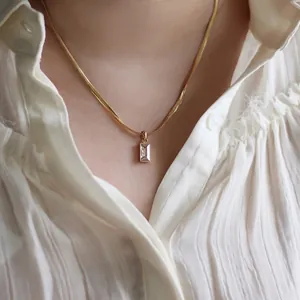 Élégant collier maille serpent plaqué or 18K avec pendentif cristal coupe émeraude
