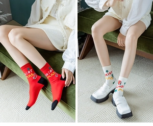 Détail de chaussettes de Noël en coton avec motifs festifs et broderies de fête