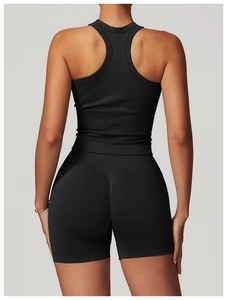 Détail du débardeur dos nageur sans couture noir et short côtelé avec effet push-up