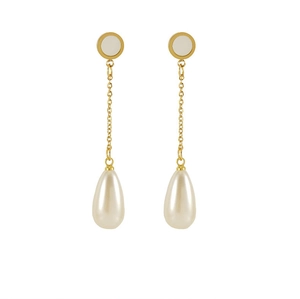 Détail de boucles d'oreilles pendantes dorées avec nacre blanche et perles gouttelettes