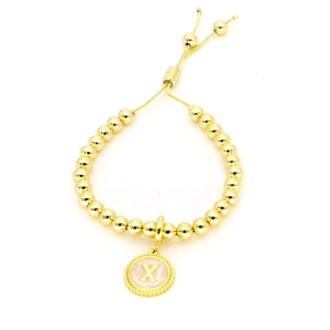 Vue détaillée du bracelet en perles dorées avec pendentif lettre X et cordon ajustable