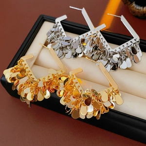 Dettaglio degli orecchini con frange metalliche a strati in oro e argento