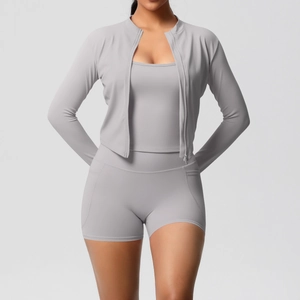 Ensemble fitness gris 3 pièces avec veste zippée, débardeur et short de sport taille haute