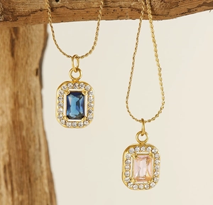 Détail de colliers luxe plaqués or 18 carats avec pendentifs en zircon carrés bleu et rose