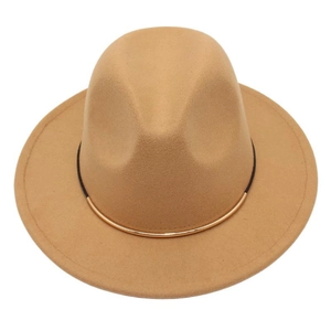 Détail du chapeau fedora en laine camel avec une bande décorative en métal doré
