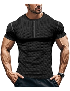 Dettaglio della maglietta Henley nera da uomo con tessuto a trama goffrata slim fit