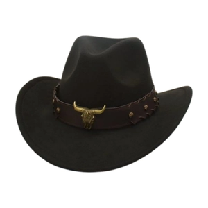 Detail eines Western-Cowboyhuts mit Lederband und goldenem Vintage-Stierkopf-Emblem