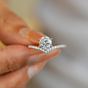 S925 sterling silver moissanite ring with six-prong setting and V-shaped band