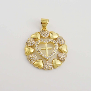 Gros plan détaillé du pendentif croix cœur plaqué or 18 carats avec zircons incrustés