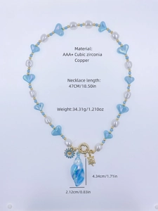 Dettaglio della collana oceano placcata oro 18 carati con perline a cuore blu e tartaruga