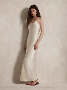 Robe longue élégante en satin champagne avec coupe ajustée et dos nu sophistiqué