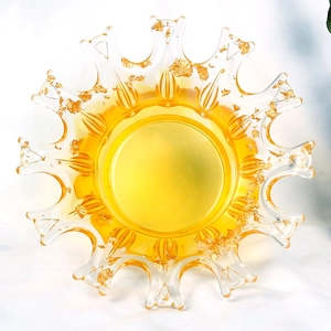 Detalle del molde de corona en resina ámbar translúcida con láminas de oro incrustadas