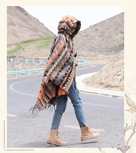 Poncho à capuche ethnique à motifs géométriques et franges sur fond de désert