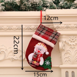 Détail de la chaussette de Noël rouge avec appliqué bonhomme de neige et dimensions