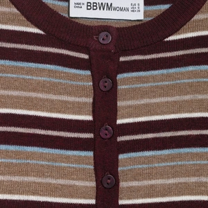 Slim fit striped knit cardigan with round neck and buttons in burgundy and camel tones