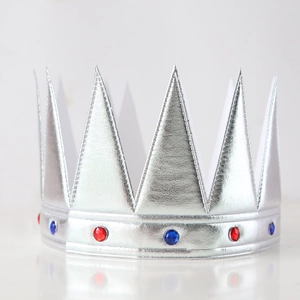 Couronne de roi en tissu argenté pour enfants avec gemmes rouges et bleues sur blanc