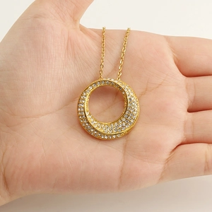 Élégant collier en acier inoxydable doré avec pendentif rond et pavé de zircons brillants