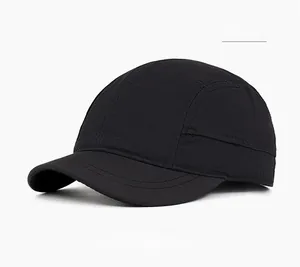 Dettaglio cappellino da baseball nero ad asciugatura rapida con trama di tessuto tecnico