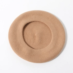 Gedetailleerd bovenaanzicht van een klassieke kameelkleurige wollen baret voor dames
