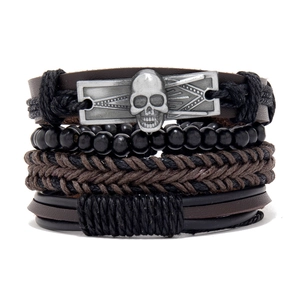 Detail von mehrlagigen Lederarmbändern mit Holzperlen und Legierung Totenkopf-Charms