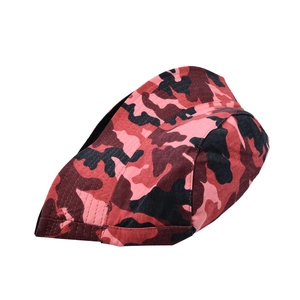 Vue détaillée du chapeau de soleil camouflage rouge et noir aux coutures en toile