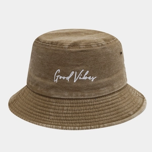Bob en coton délavé marron avec broderie blanche Good Vibes et œillets en métal