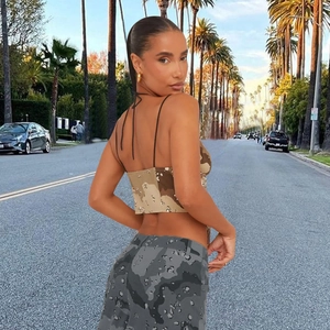 Style de rue avec haut licou camouflage dos nu et pantalon cargo assorti chic