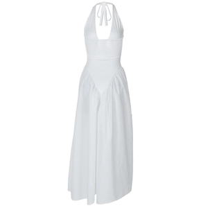 Detail eines weißen Neckholder-Kleides mit tiefem V-Ausschnitt und fließendem Faltenrock