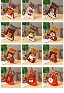 Détails de diverses chaussettes de Noël avec motifs 3D de rennes et bonhommes de neige