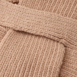 Detail der kamelfarbenen Rippstrick-Textur und Stoffstruktur des Winterset-Zubehörs