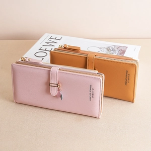 Elegante portafoglio lungo da donna in pelle martellata rosa e marrone con ciondolo a foglia