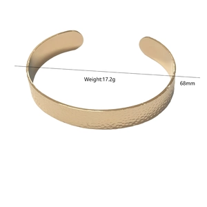 Dettaglio del bracciale dorato martellato con diametro di 68mm e peso di 17,2 grammi