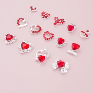 Dettaglio di 12 strass a cuore rossi con base in lega d'argento per nail art fai-da-te