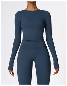 Détail d'un ensemble de yoga bleu ardoise avec legging taille haute et haut à manches longues