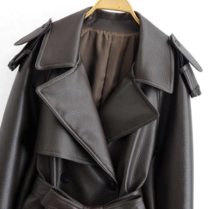 Trench-coat marron foncé en similicuir avec design croisé et ceinture à la taille