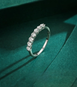 Dettaglio macro di anello in argento sterling 925 con sette zirconi brillanti