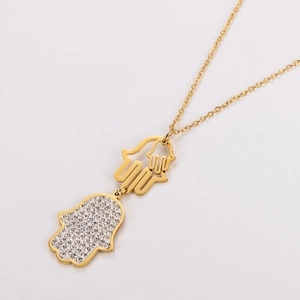 Elegante vergoldete Hamsa-Hand Halskette mit kristallbesetztem Anhänger an einer Gliederkette
