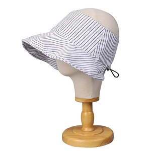 Cappello parasole a righe bianche e nere con tesa larga e cordino regolabile sulla parte posteriore