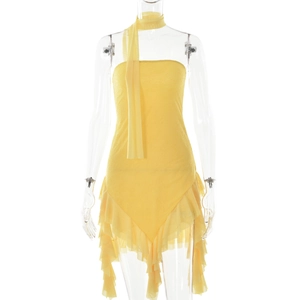 Détail de la robe bustier jaune avec ourlet volanté asymétrique et foulard assorti