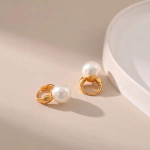 Orecchini a cerchio placcati oro 18K con eleganti perle bianche stile francese