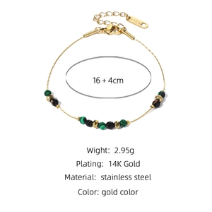 Dettaglio di bracciale con perle di malachite verde e acciaio inossidabile placcato oro 14K