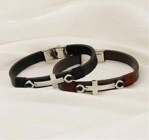 Gros plan de bracelets en cuir noir et marron avec croix en acier inoxydable