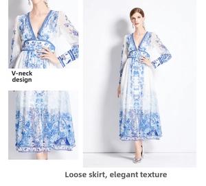 Détail de l'imprimé floral bleu sur robe longue blanche à col en V avec tissu léger