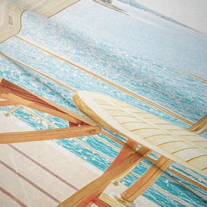 Detailaufnahme von Stoff mit Strandmotiv-Druck und realistischer Textur für Camping-Deko