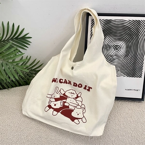 Détail du sac cabas en toile avec imprimé animal et fermeture par bouton pression