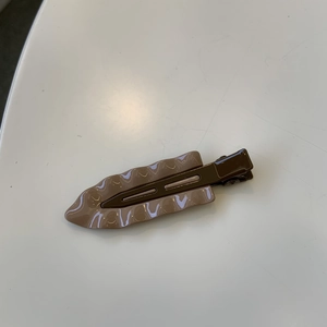 Leaf-shaped non-marking metal hair clip in vintage burgundy and brown oil painting color