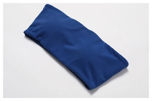 Detailaufnahme der dunkelblauen nahtlosen Strickstruktur eines Yoga Sport-Oberteils