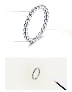 Détail d'une bague en argent 925 avec perles polies et une texture de finition oxydée